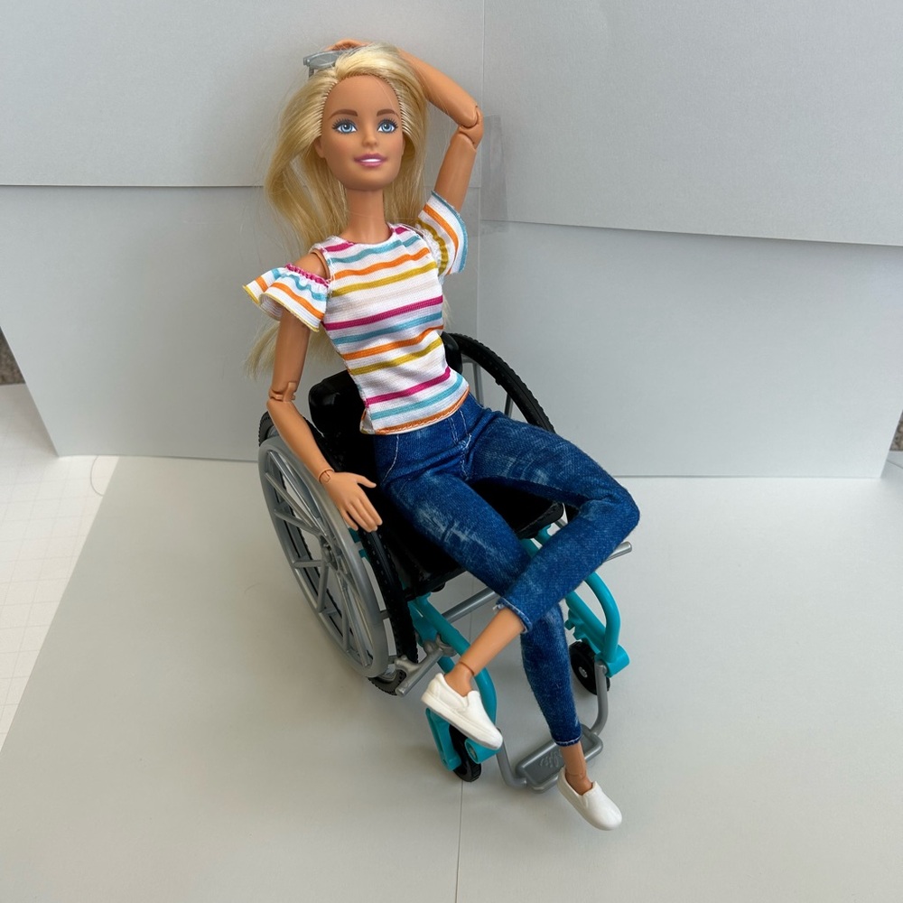 Fashionista #132 Wheelchair Barbie + Wheelchair ramp - Picture 3 of 7